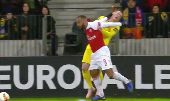 Pelatih Arsenal Menyoroti Sikutan Mengerikan Lacazette saat Hadapi BATE