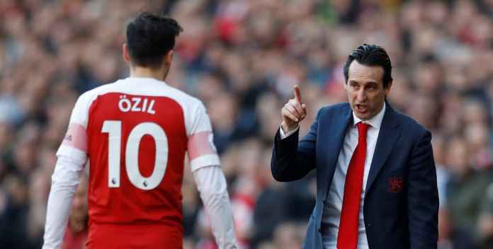 Pendukung Arsenal Berbalik Serang Emery Usai Ozil Cetak Gol