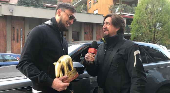 Milan Menghibur Donnarumma Setelah Meraih Trofi Tapir Emas